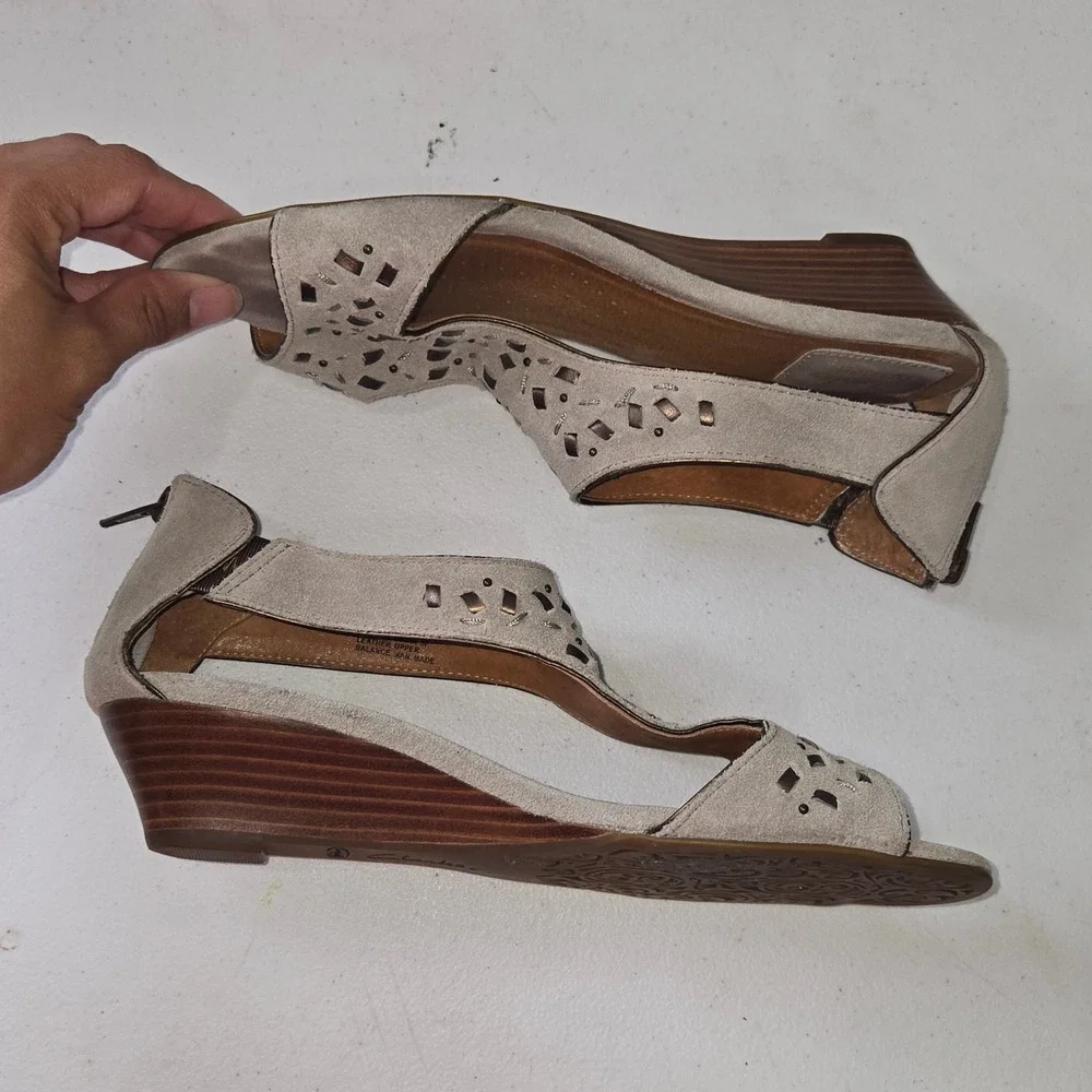 Clarks Artisan Tan Suede Wedge Sandals Laser Cut Peep Toe Back Zip 8M 31889